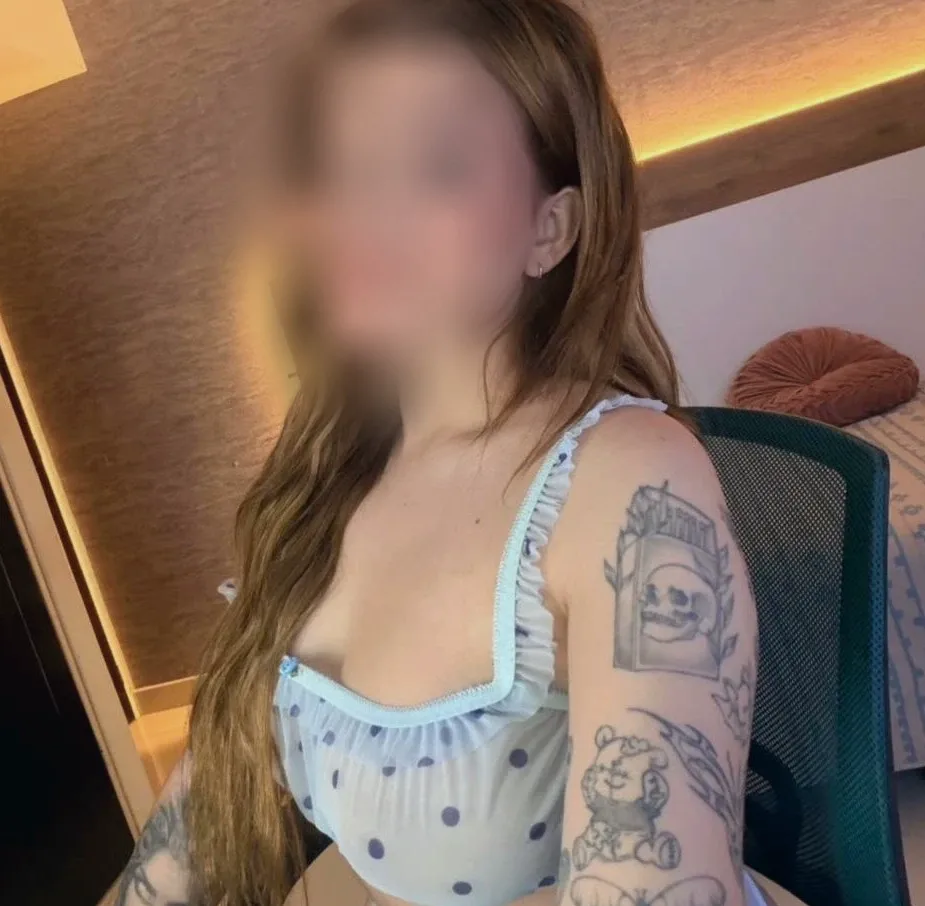 Ella, 21