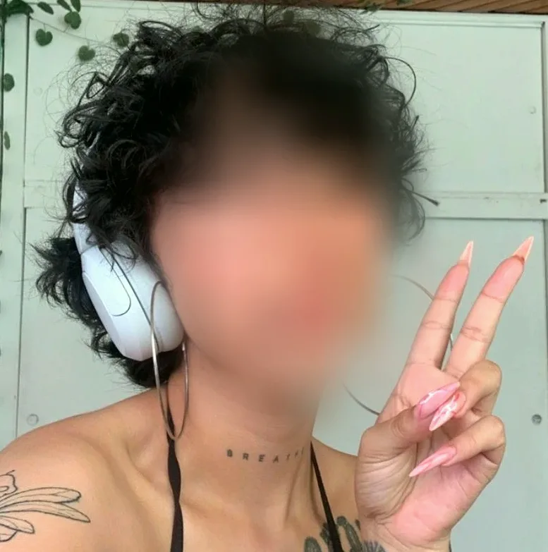 Viktoria, 26